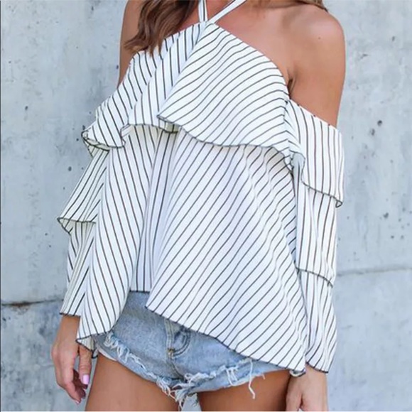 🎉HP🎉 Tiered Sleeve Cold Shoulder Halter Blouse - Picture 3 of 8